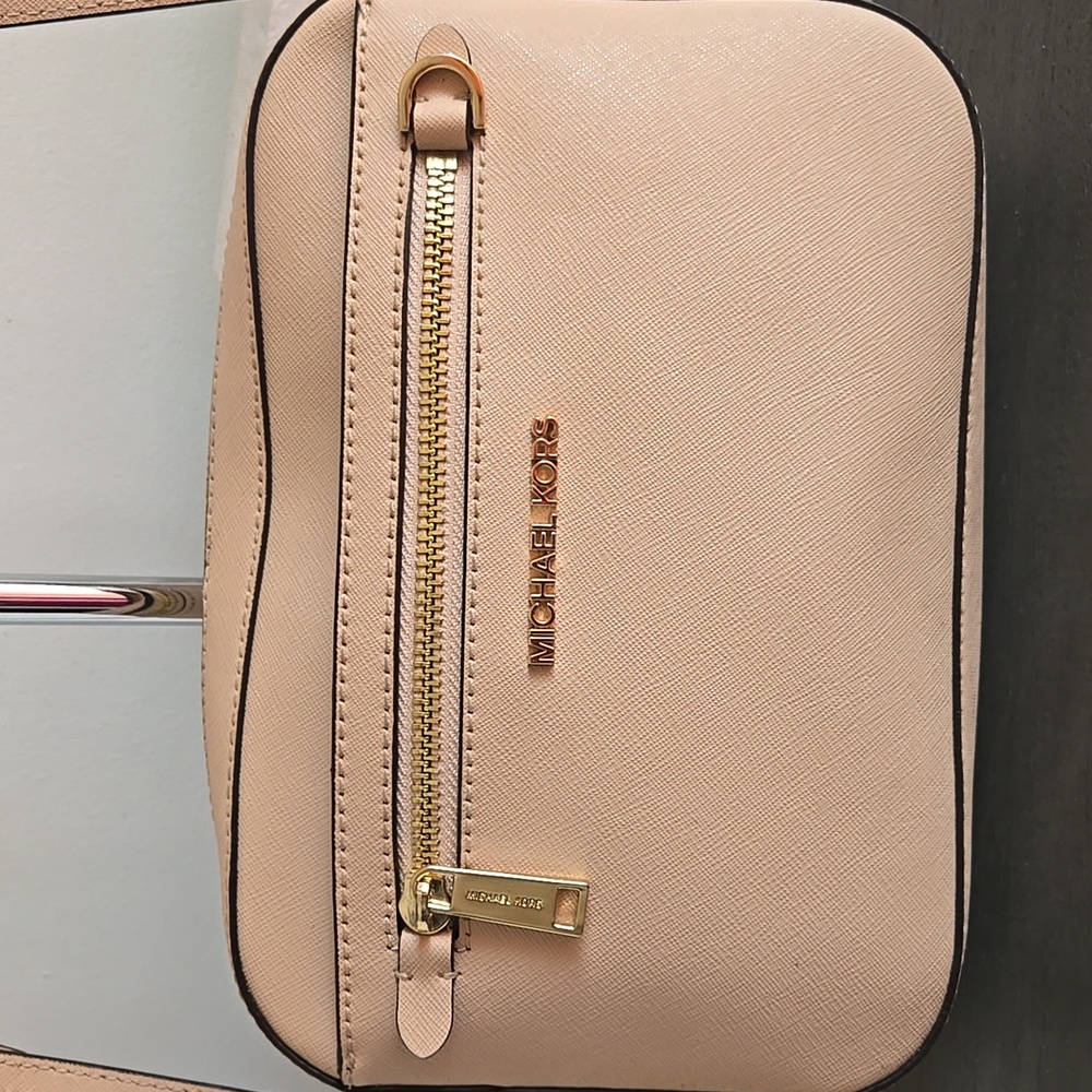 Michael Kors Cream Jet Set Crossbody Bag with Gold Accents - Picture 2 of 12